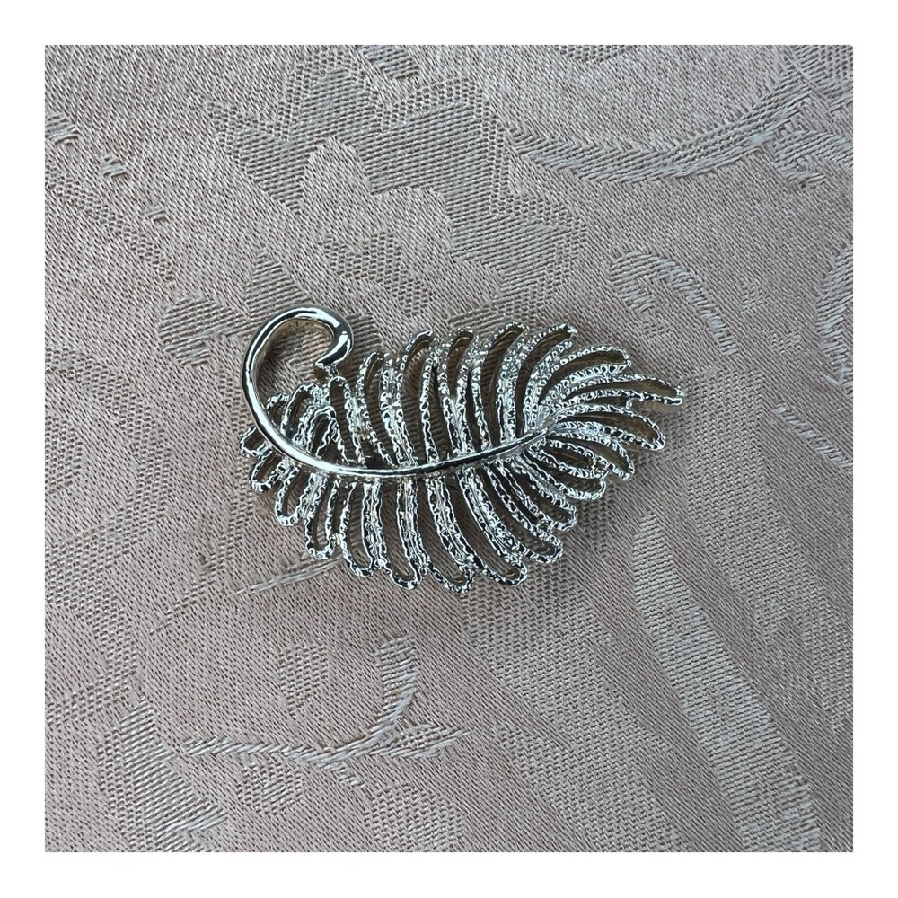 VINTAGE GERRYS GOLD LEAF FILIGREE BROOCH RETRO PINUP COTTAGE